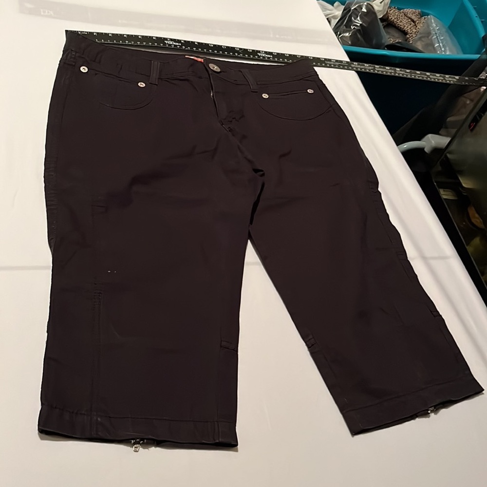 No Boundaries size 13 fits 10-12 black cropped pants with stretch LIKE NEW
